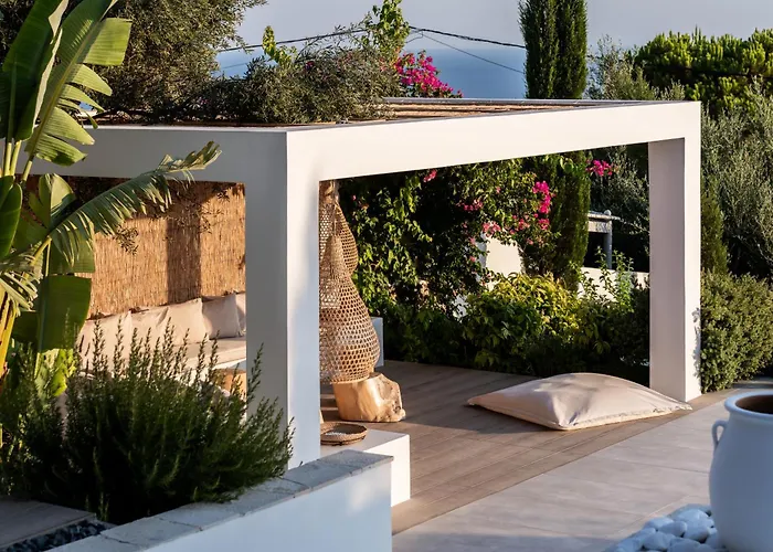 Villa Lourdas White