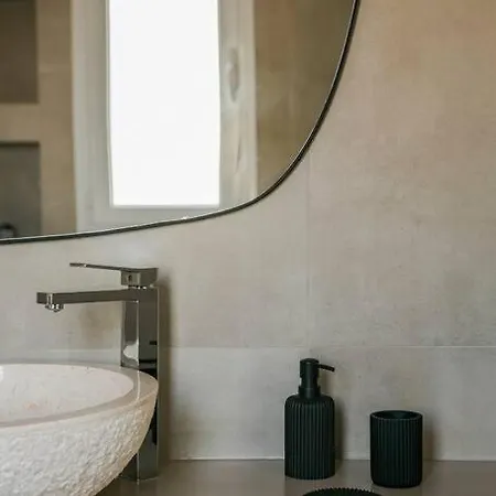 فيلة Lourdas White *