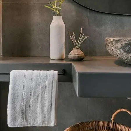 Lourdas White فيلة *