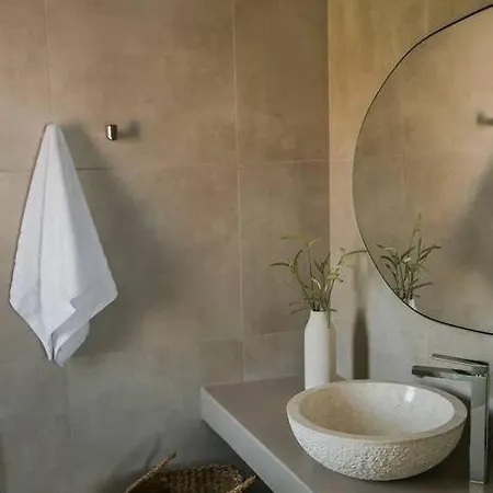 Lourdas White فيلة لورداهاتا